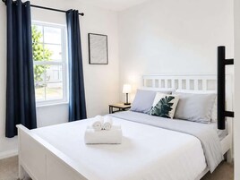 4 habitaciones, escritorio y espacio para trabajar con laptop 
