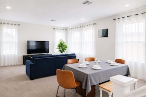 House (4 Bedrooms) | In-room dining
