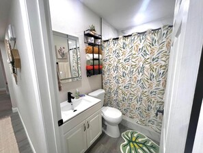 Secadora de cabello, toallas, jabón, papel de baño 