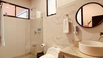 Standard-Doppelzimmer | Badezimmer | Badewanne, Handtücher, Toilettenpapier