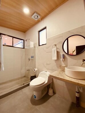 Standard Double Room | Bathroom | Bathtub, towels, toilet paper - Casa Macaw  (La Fortuna)