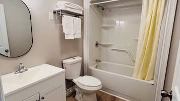 Vierbettzimmer, Küche, Gartenblick | Badezimmer | Duschwanne, Seife, Shampoo, Toilettenpapier