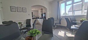 Dining - Contractors paradise in Peterborough -sleeps 14 (Peterborough)
