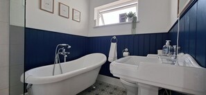 Bathroom - Contractors paradise in Peterborough -sleeps 14 (Peterborough)