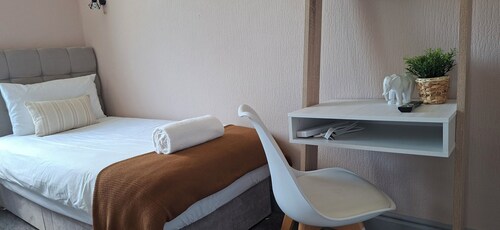 Contractors paradise in Peterborough -sleeps 14