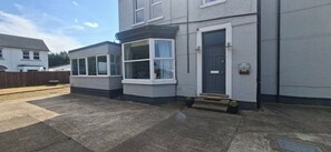 Exterior - Contractors paradise in Peterborough -sleeps 14 (Peterborough)