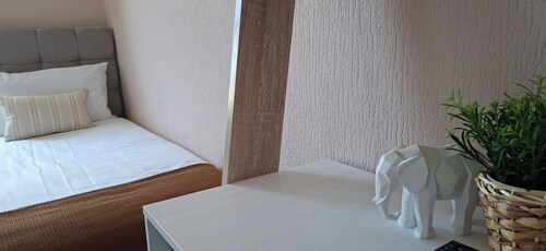 Contractors paradise in Peterborough -sleeps 14