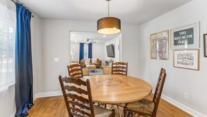Dining - Blue Raider Bungalow | 3 Min to MTSU | 35 min to Nashville (Murfreesboro)