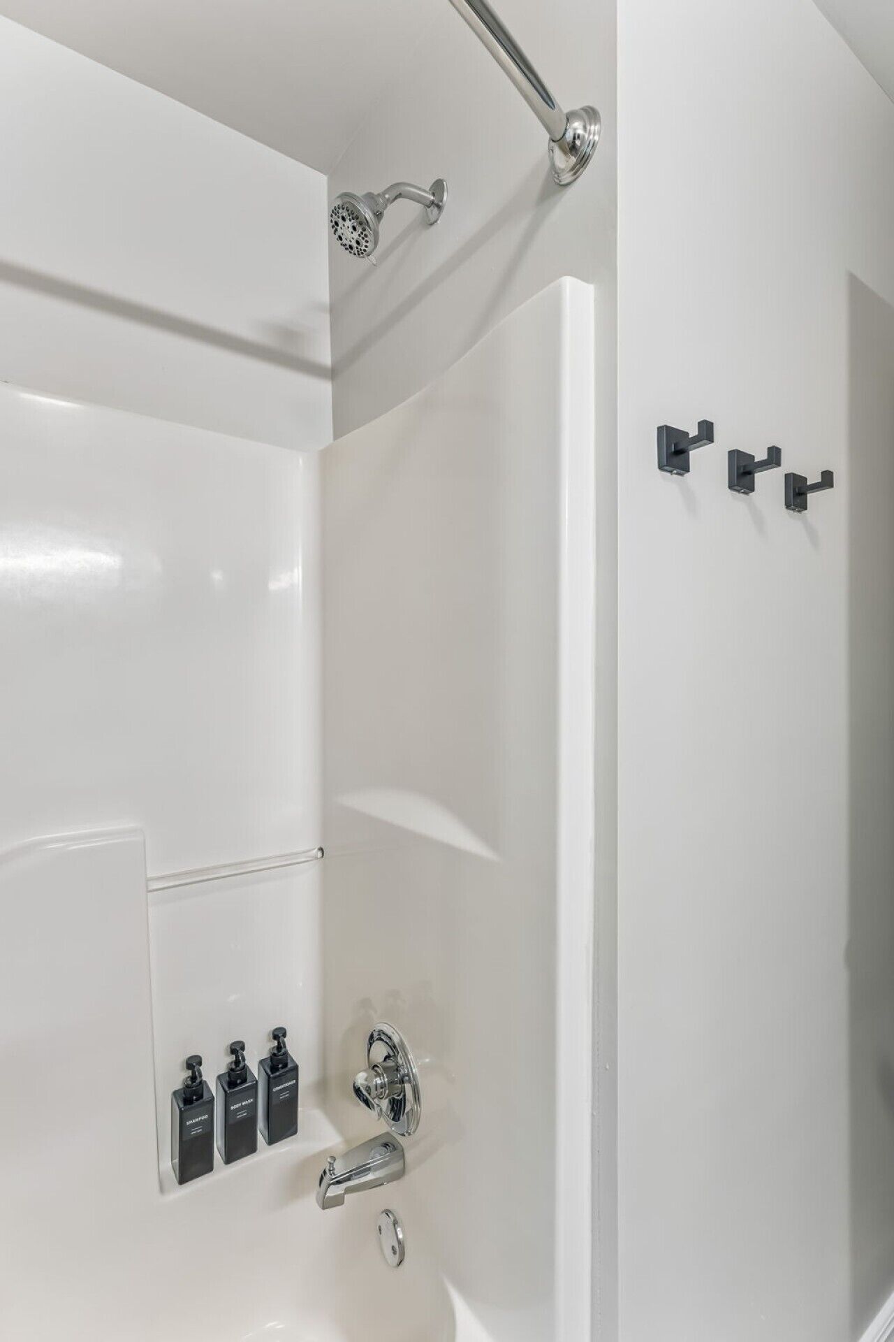 Un baño moderno con ducha, bañera y artículos de aseo.