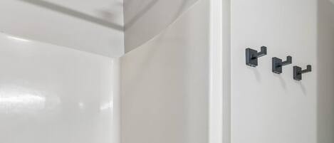 Un baño moderno con ducha, bañera y artículos de aseo.