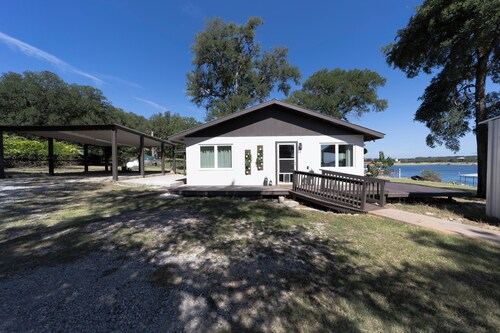 Serene Lakefront Cottage on Lake Travis with Boathouse and swings.