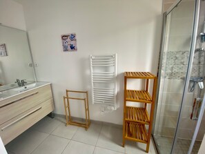 Douche, sèche-cheveux, serviettes fournies, papier toilette