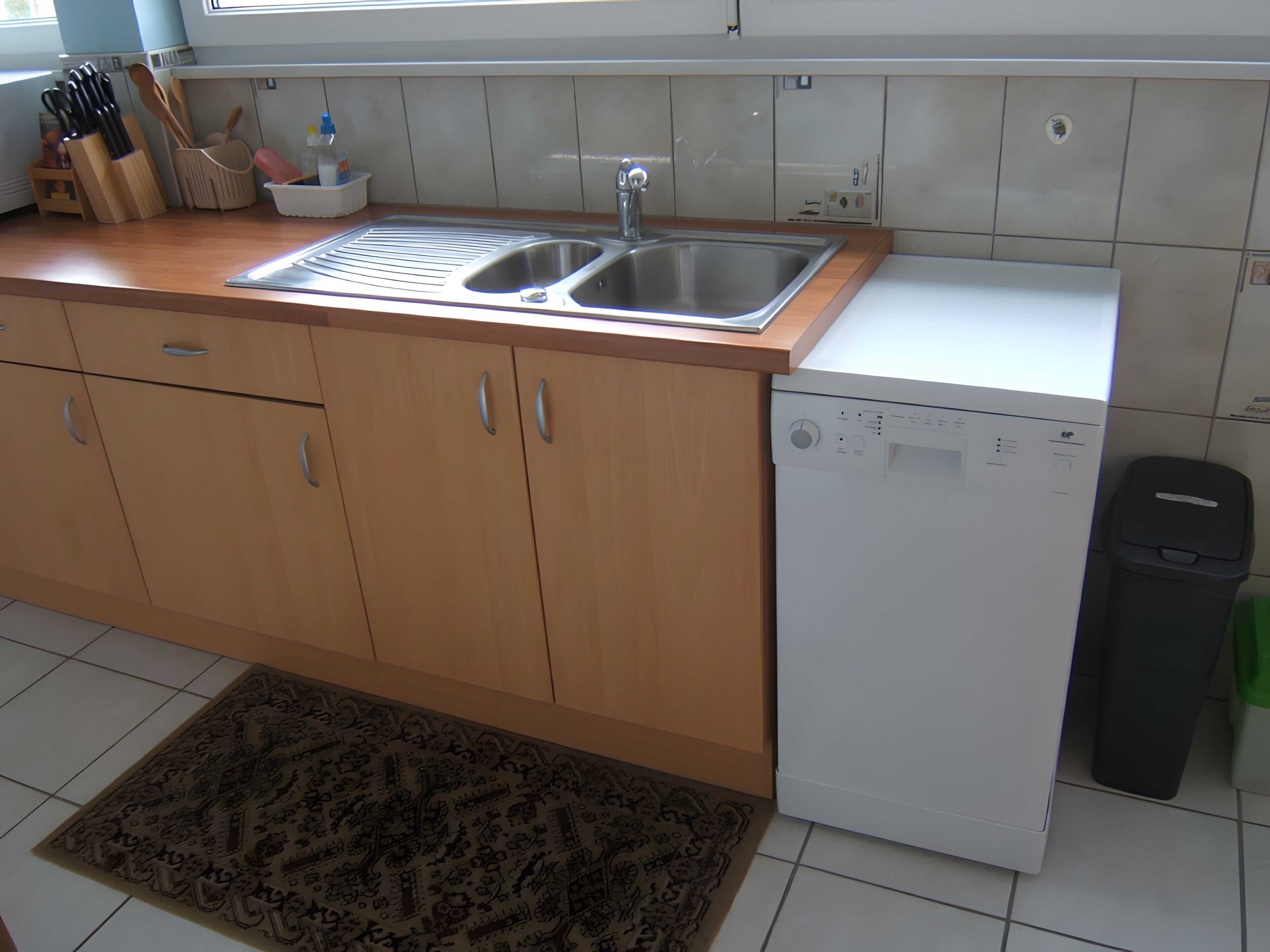Cafetera y tetera, refrigerador, microondas y horno 