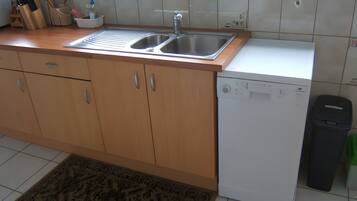 Cafetera y tetera, refrigerador, microondas y horno