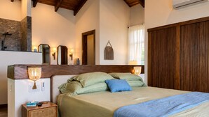 Ein Schlafzimmer mit einem Bett, einem Nachttisch und einem Holzkopfende.