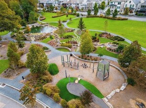 A residential area with a park, pathways, and a pond. - The Breakspear House - 4BR House in the heart of Trilith (Fayetteville)