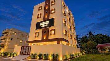 A multi-story hotel building with a sign reading 'PALETTE à oyo-Serviceed' on the facade.