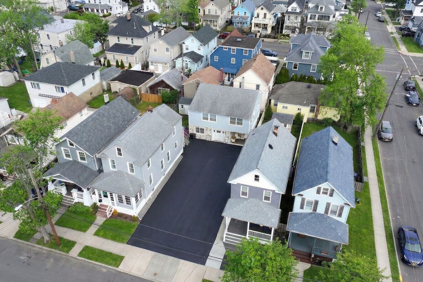 Zona residencial con casas, un camino de entrada y una calle.