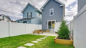 Outdoor dining - Bradley Beach Compound:2 homes, sleeps 11,+parking (Bradley Beach)