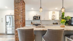 Private kitchen - Bradley Beach Compound:2 homes, sleeps 11,+parking (Bradley Beach)