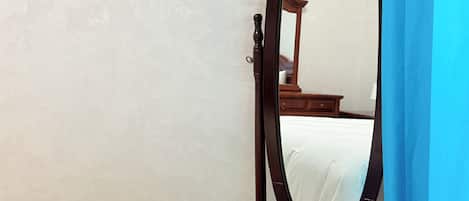 2 bedrooms, iron/ironing board, internet, bed sheets