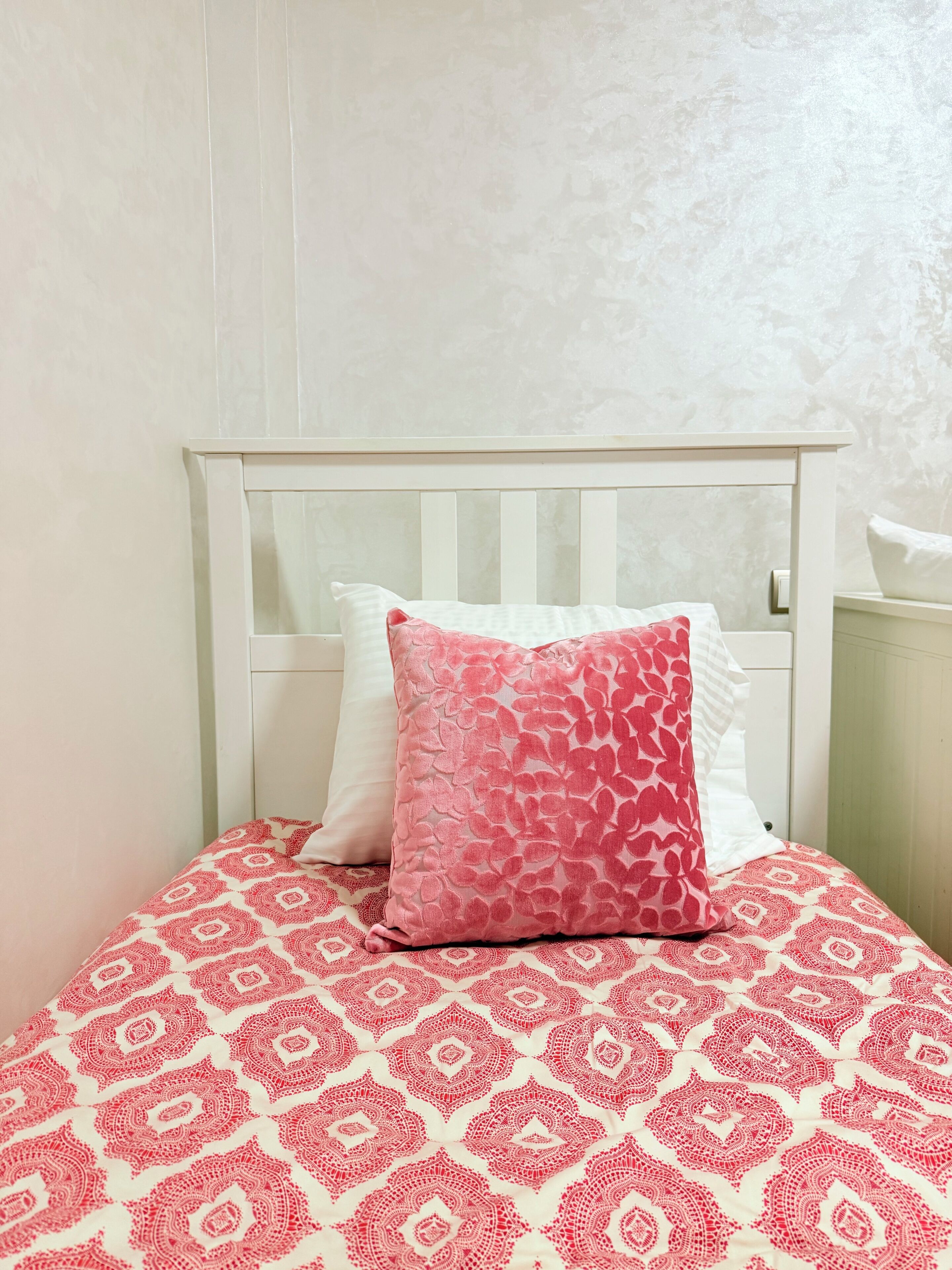 2 bedrooms, iron/ironing board, internet, bed sheets