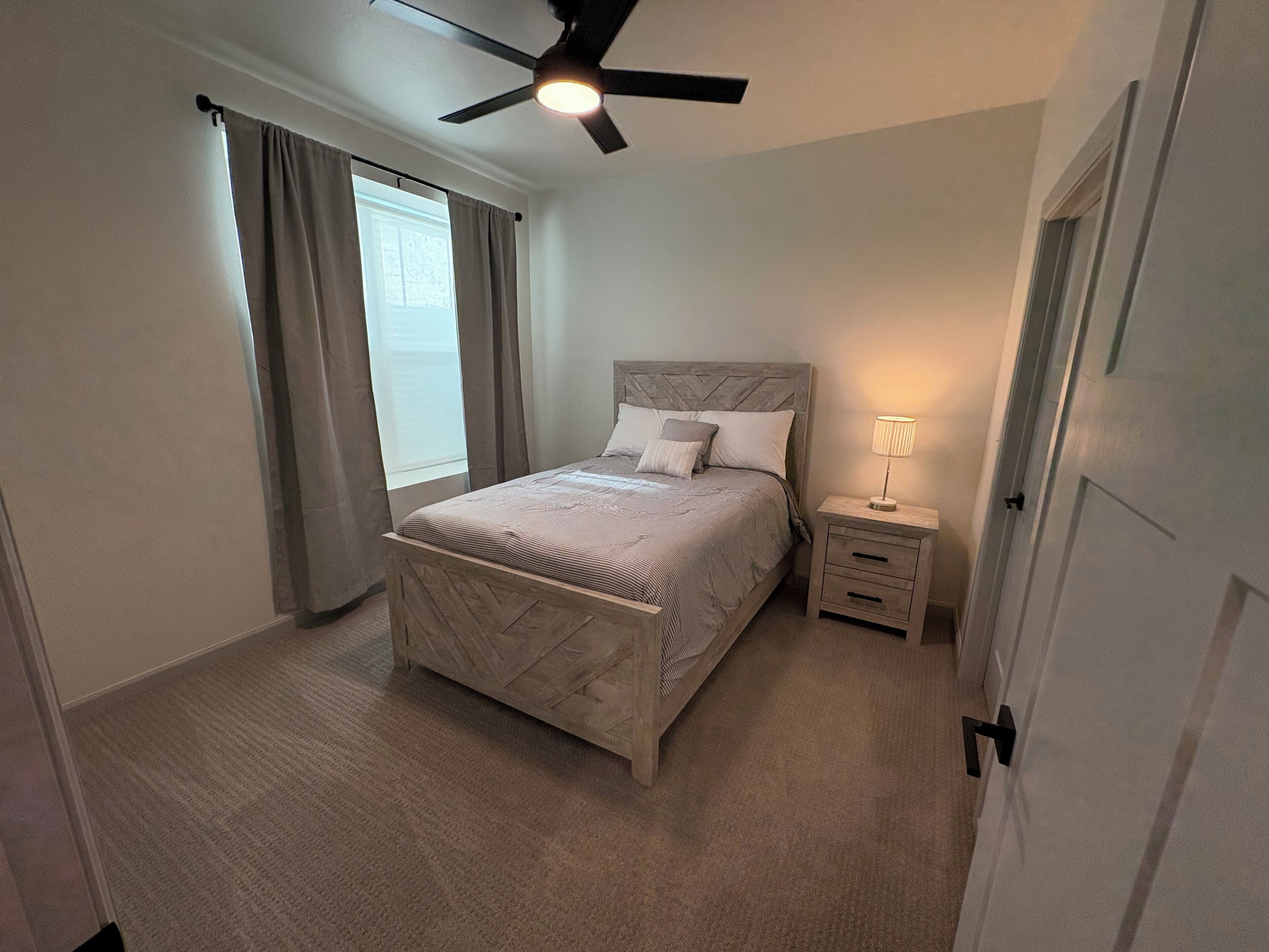 3 bedrooms, desk, WiFi (free), bed sheets