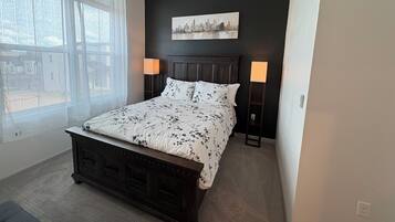 Escritorio, wifi gratis y ropa de cama