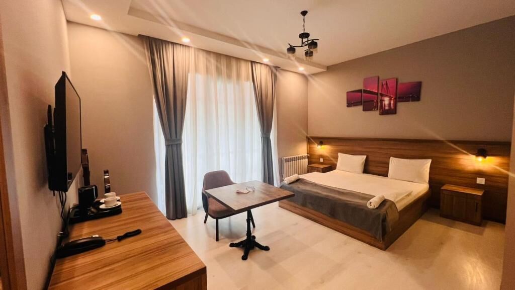 Standard-Doppelzimmer, Balkon | Schreibtisch, laptopgeeigneter Arbeitsplatz