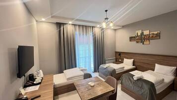 Basic-Dreibettzimmer, Balkon | Schreibtisch, laptopgeeigneter Arbeitsplatz