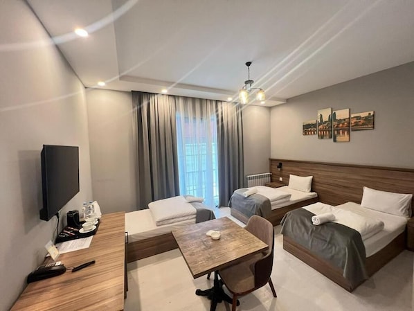 Basic Triple Room, Balcony