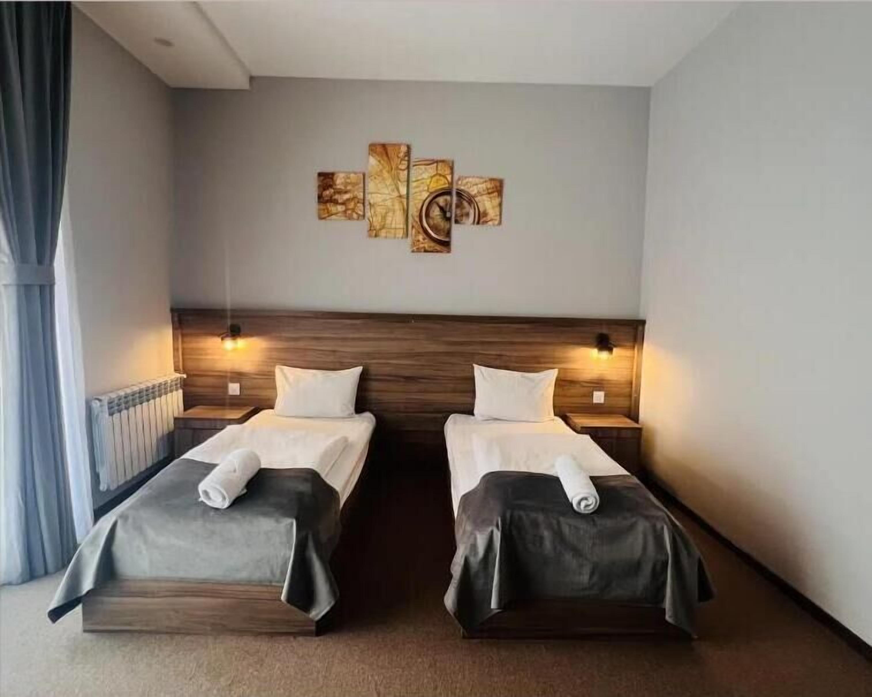 Standard-Zweibettzimmer, Balkon | Schreibtisch, laptopgeeigneter Arbeitsplatz