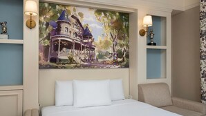 Ein Hotelzimmer mit einem Bett, einem Sessel und einem Wandbild eines Schlosses.