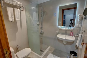 Classic-Zweibettzimmer | Badezimmer | Kostenlose Toilettenartikel, Haartrockner, Handtücher, Seife