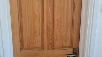 Une porte en bois avec une poignée en métal et un trou de serrure.