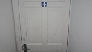 Uma porta branca com a placa de número 4.