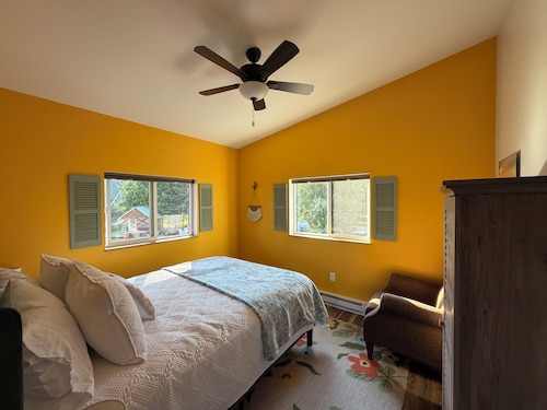 Loft on the lake, boat dock, private beach, Chimney Rock views! 2mi from Elkins!