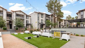 Outdoor dining - Stylish Suite 2BR Near ASU Tempe | Pool, Gym, Spa & Parking (Tempe)