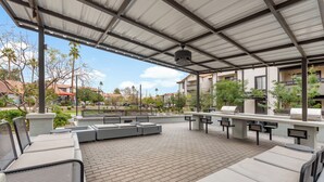 Outdoor dining - Stylish Suite 2BR Near ASU Tempe | Pool, Gym, Spa & Parking (Tempe)