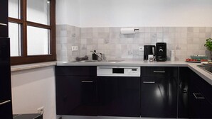 Cafetera/tetera, refrigerador, horno, placa de cocina