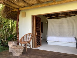 A room with a bed, a chair, and a table. - Casa Macaria (Santa Maria Colotepec)