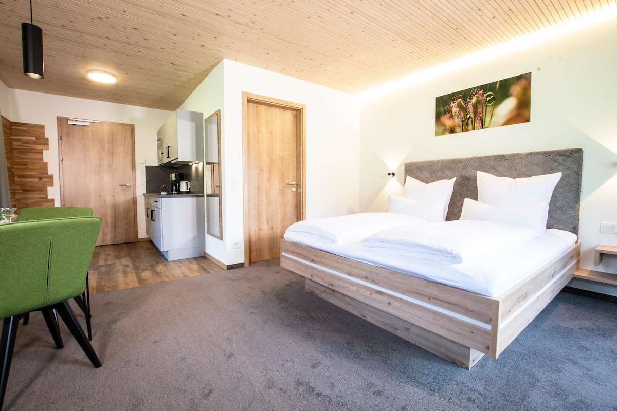 Chalé, sacada, vista para a montanha | Cofres nos quartos, cortinas blackout, Wi-Fi de cortesia, roupa de cama