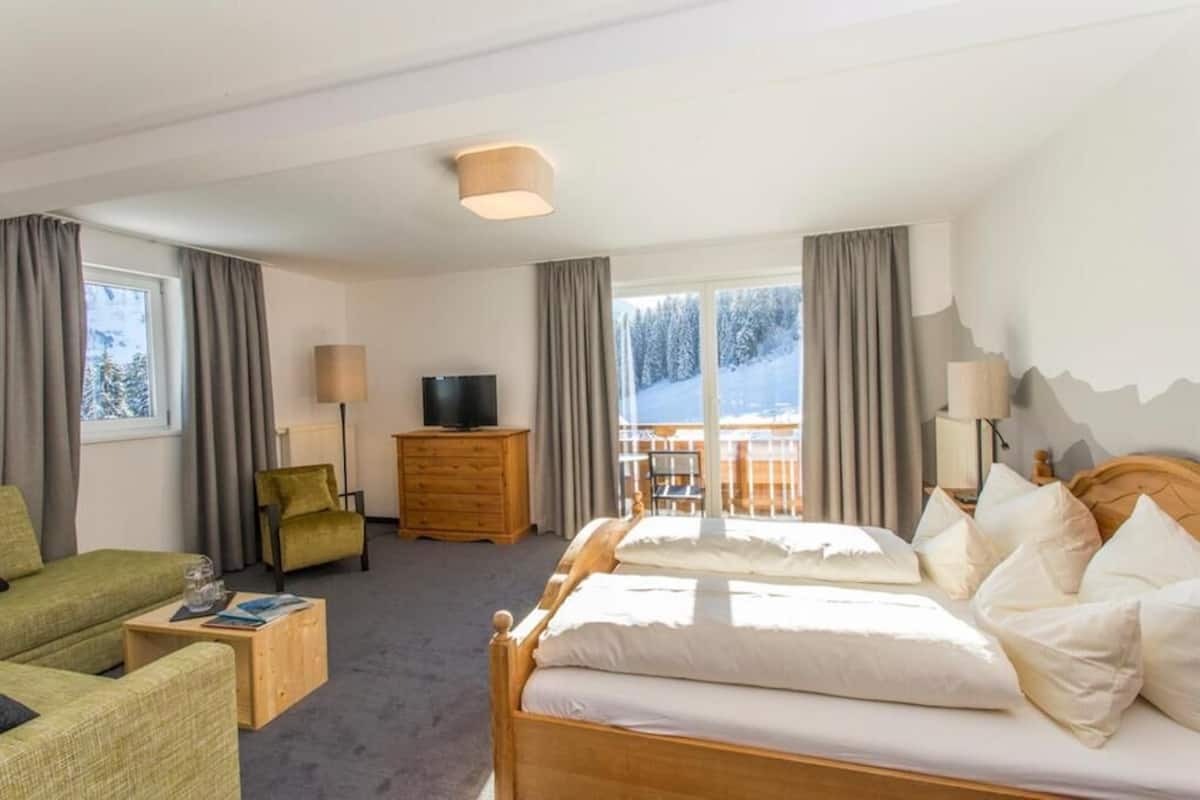 Quarto casal, sacada, vista para a montanha | Cofres nos quartos, cortinas blackout, Wi-Fi de cortesia, roupa de cama