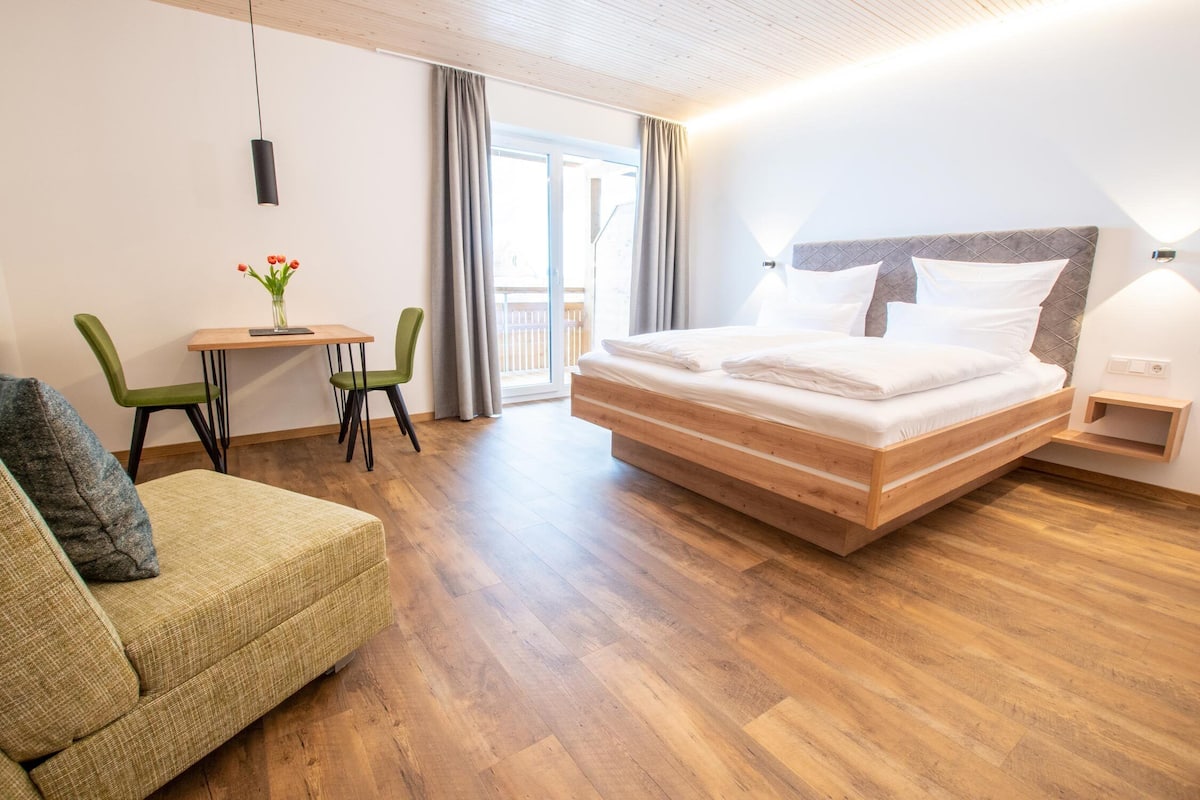 Chalé, sacada, vista para a montanha | Cofres nos quartos, cortinas blackout, Wi-Fi de cortesia, roupa de cama