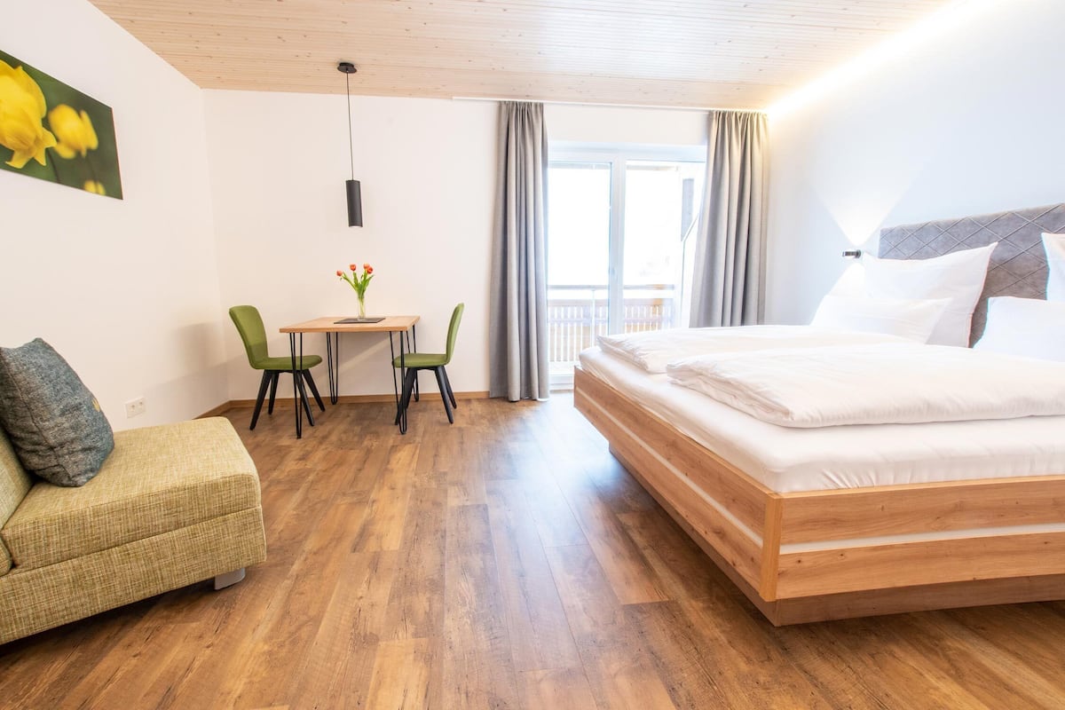Chalé, sacada, vista para a montanha | Cofres nos quartos, cortinas blackout, Wi-Fi de cortesia, roupa de cama