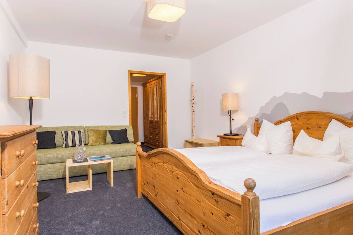 Quarto casal, sacada, vista para a montanha | Cofres nos quartos, cortinas blackout, Wi-Fi de cortesia, roupa de cama
