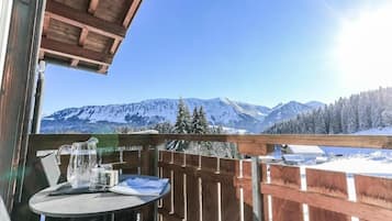 Doppelzimmer, Balkon, Bergblick | Speisen im Freien