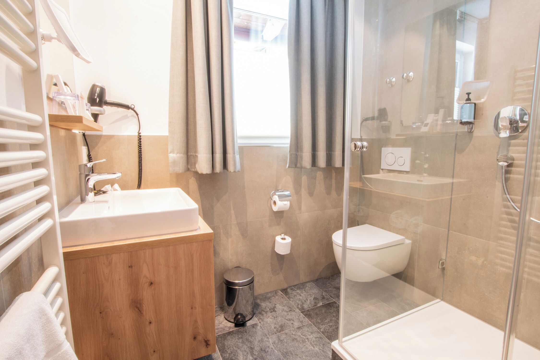 Superior tweepersoonskamer, balkon, uitzicht op bergen | Badkamer | Een douche, een haardroger, badjassen, handdoeken