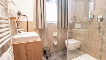 Superior tweepersoonskamer, balkon, uitzicht op bergen | Badkamer | Een douche, een haardroger, badjassen, handdoeken