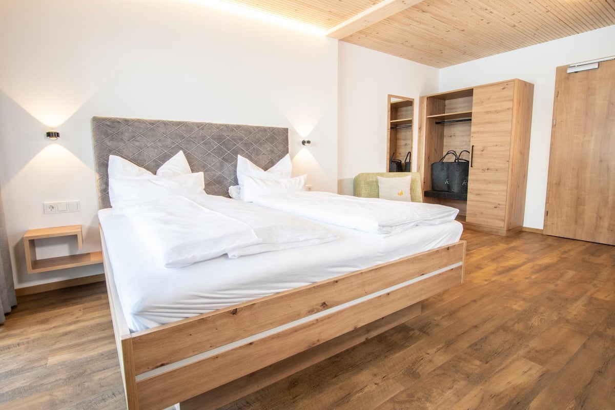 Chalé, sacada, vista para a montanha | Cofres nos quartos, cortinas blackout, Wi-Fi de cortesia, roupa de cama